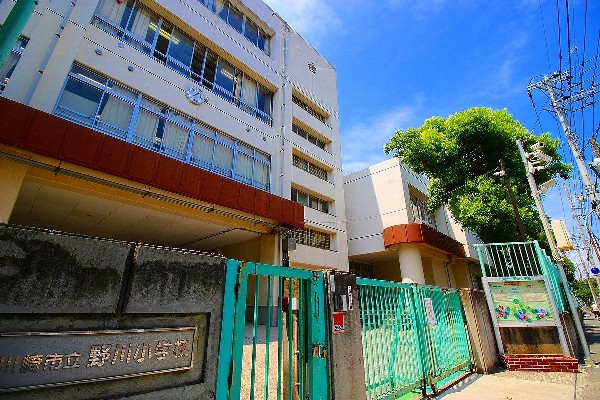 周辺環境:野川小学校 (明治6年創立で145年の歴史がある学校。総生徒数約780人で各学年120～130人。)