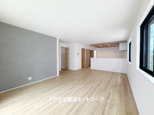 想像以上の質感が訪れる者の心を離さない。フローリング素材、窓の配置、壁面タイル、カラーバランス、どれをとってもワンランク上の仕上がり。