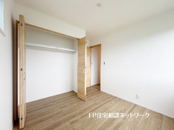 全居室には大型の収納クローゼットを完備。普段使いのお洋服や小物はもちろん、季節物のお洋服などもしっかりと整理整頓出来る。居室空間を隅々まで使えるのが嬉しい。