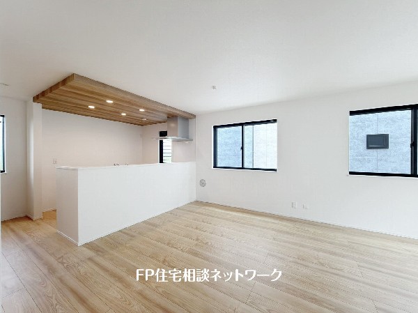 家族だんらんのスペースとなるリビング。家具の配置がしやすい広さを確保しつつ、窓が多い設計は色々な角度から光が取り込めるこだわりの間取りです。