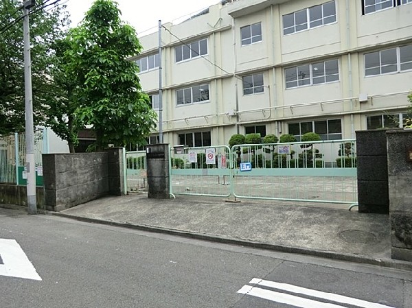周辺環境:向小学校　(学校教育目標「1.すすんで学ぶ子　2.思いやりの心をもつ子　3.健やかに育つ子」)