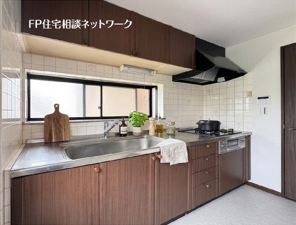 【キッチン】  本画像はAIがCGで小物を作成しており、実際の現地に小物は設置されておりません。また、販売価格に小物等は含まれておりません。