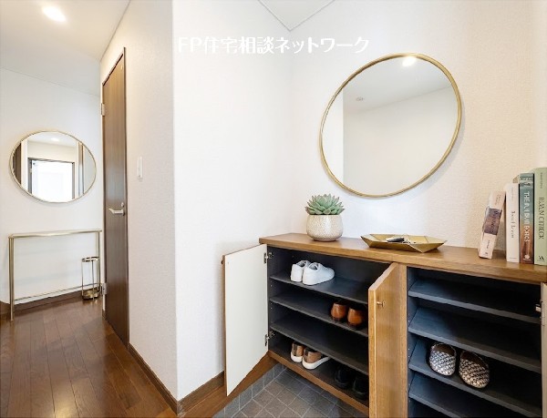 【玄関】  本画像はAIがCGで靴・小物を作成しており、実際の現地に靴・小物は設置されておりません。また、販売価格に靴等は含まれておりません。