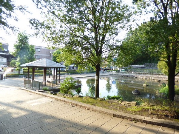 周辺環境:王禅寺ふるさと公園　(多摩丘陵の豊かな自然を生かし、水と緑をテーマとして作られた公園。多目的広場、芝生広場、自然林を生かした散策道、富士山展望広場などあり。)