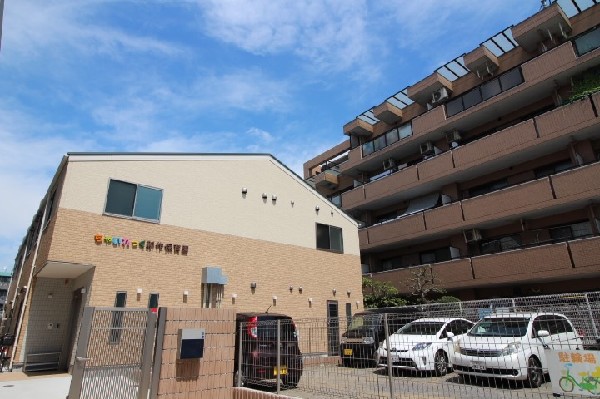 周辺環境:ちゃいれっく新作保育園(「元気な子」「思いやりのある子」「最後までがんばる子」を目標として個々の成長、発達を見つめた保育を目指す。等)