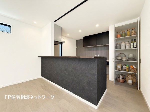 ■パントリー■本画像はAIがCGで家具作成しており、実際の現地に家具は設置されておりません。また、販売価格に家具、小物等は含まれておりません。