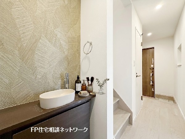 玄関入ってすぐの場所に設けられたセカンド洗面台は、帰宅後すぐの手洗いや、就寝前の身支度にも便利にご利用いただけます。