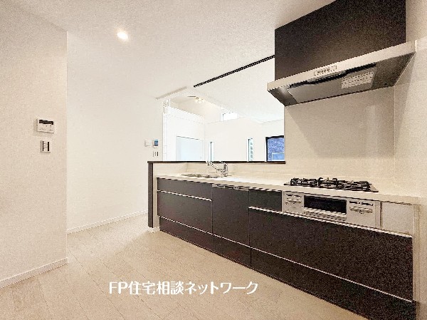 リビングで遊ぶお子様を見守りながらお料理が出来る対面式カウンターキッチンは、料理をしながらご家族との会話を楽しめます。毎日のお料理も楽しくなりますね。