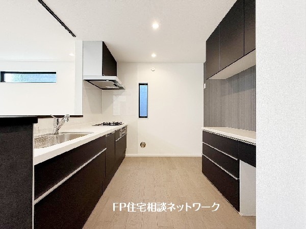 システムキッチンと一体感あるカラーでまとまった、食器棚付です。高額な設備であることから建売には採用されないことが多いので、うれしい設備仕様です。