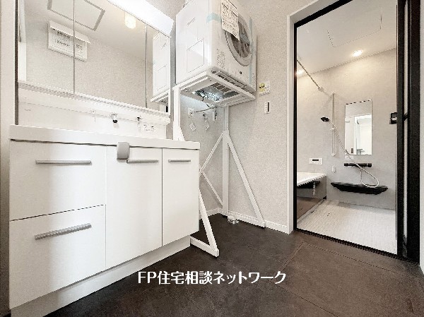 人気のガス衣類乾燥機「幹太くん」を設置済み。パワフル乾燥で洗濯物がすぐに乾き、家事の時短にもつながります。