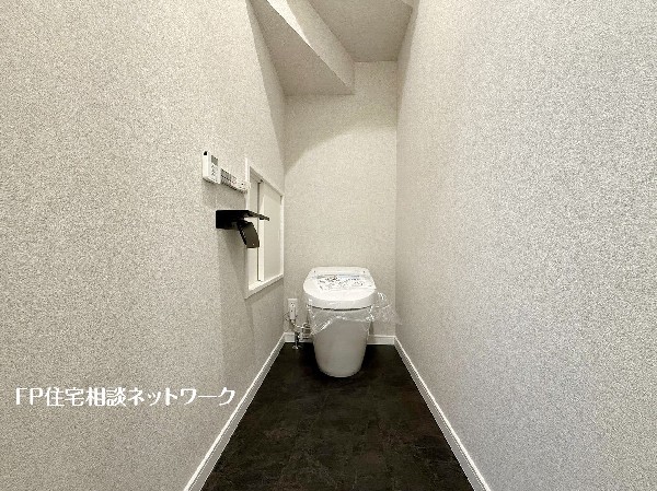 ウォシュレット、暖房便座機能付のトイレです。従来型に比べ節水効果があり、お手入れもしやすいので、家計も家事の負担も軽減してくれます。