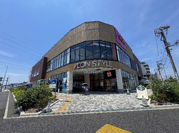 周辺環境:イオンスタイル横浜高田店(食品や日用品、ドラッグストア機能を備え、忙しい毎日の買い物に便利です。飲食店や専門店も併設されており、幅広い世代に利用されています。)