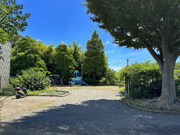 周辺環境:折本町西原公園(近隣には、公園もあり、青空の下で駆け回ったり、遊具で遊んだり、思い思いの遊びができます。子供たちの元気で楽しそうな声が響き渡ります。)