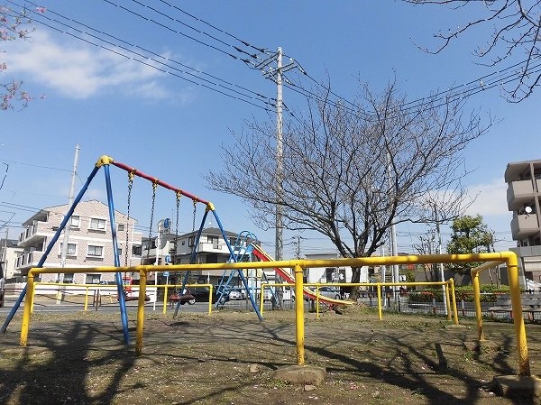 周辺環境:上小田中第5公園(住宅街らしく近隣には公園が複数ありますので、お子様にも嬉しい住環境です。きっと、お気に入りの公園がみつかるはずです。)