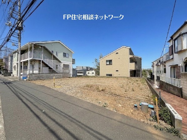 外観:敷地と道路に高低差のない敷地で、大通りから一本入った場所に位置しているので車通りも少なく小さなお子様がいらっしゃるご家庭も安心です。