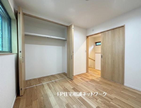 【洋室│4.5帖】  木目調の床が温かみのある洋室です。大型クローゼットは棚付きで、衣類や荷物をすっきりと収納可能。出入りがスムーズな引き戸を採用しており、明るく快適な空間としてご活用いただけます