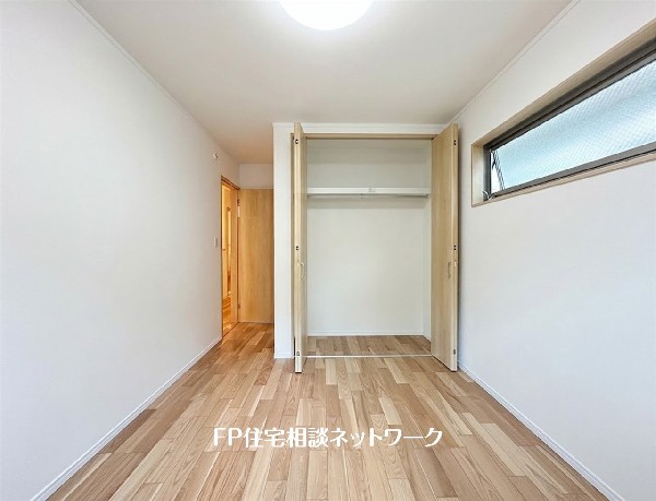 【洋室│6帖】  白い壁と木目調の床が調和した、清潔感のあるお部屋です。大容量のクローゼットが設置されており、収納に困りません。自然光が差し込む明るい空間で、心地よい新生活を始めませんか。 
