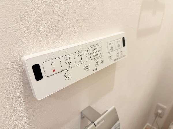 同仕様設備：ウォシュレット、暖房便座機能付のトイレです。従来型に比べ節水効果があり、お手入れもしやすい。