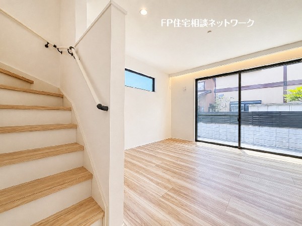 南に大きく面した掃出し窓から光が降りそそぐ開放的なリビング。大きな窓からは、太陽の光はもちろん、爽やかな風が吹き抜けます。快適で心地の良い空間を演出してくれます。