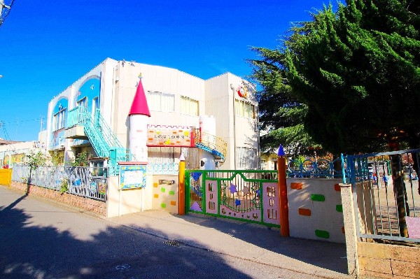 周辺環境:しのはら幼稚園(昭和45年設立の大型幼稚園。敷地の広さが特徴。また大型プールも備えているので夏は水遊びができる。)