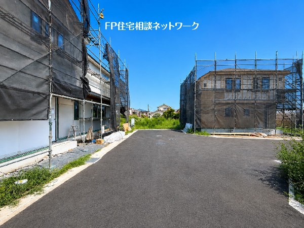 外観:土地面積125m2のゆとりある敷地を活かした、街並み。周辺は穏やかで落ち着いた住環境が広がります。スタイリッシュなデザインの邸宅が並び、新しい街並みが誕生します