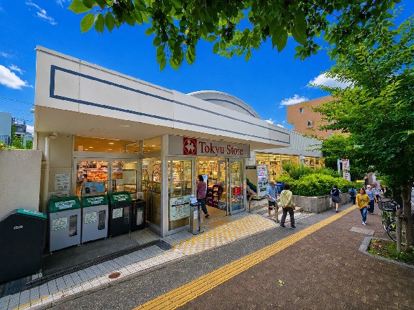 周辺環境:東急ストア宮崎台店(東京、神奈川を中心に首都圏で展開するスーパーマーケット。宮崎台駅前にあり、営業時間9：00-23：00までと幅広い時間帯に利用することができます。)