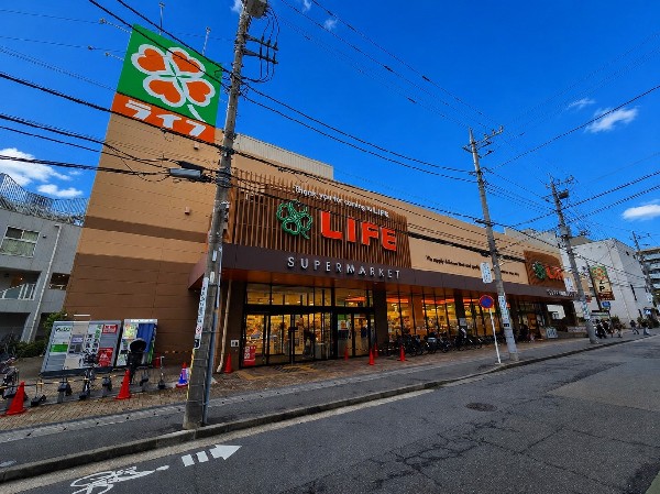 周辺環境:ライフ宮崎台店(スーパーマーケット ライフは、“おいしい”“ワクワク”“ハッピー”をお届けします。宮崎台店の営業時間は9：00～0：00。)