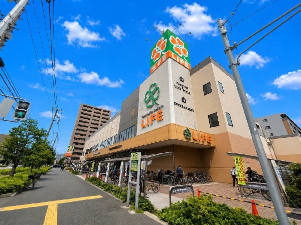 周辺環境:ライフ川崎大島店(スーパーマーケット ライフは「[おいしい」「ワクワク」「ハッピー」をお届けします。川崎大島店の営業時間は9：00～0：00。)