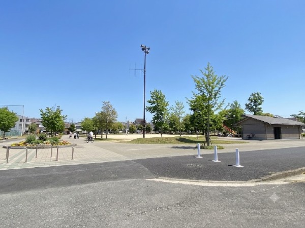 周辺環境:小田公園(気軽に立ち寄れる落ち着いた雰囲気の公園です。軟式野球場やじゃぶじゃぶ池広場、大型滑り台もあります。)