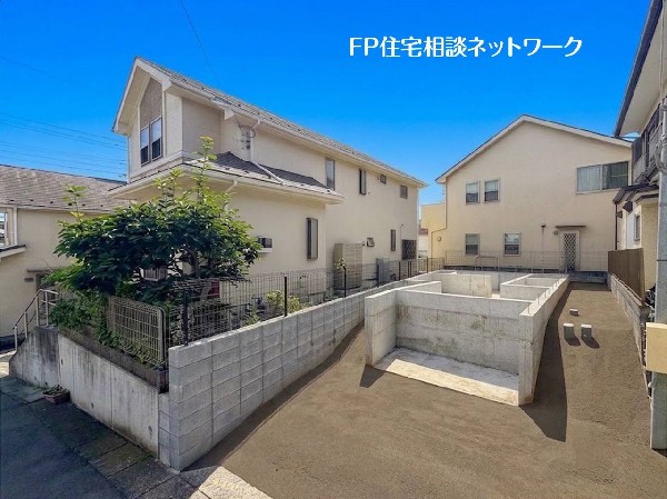外観:豊かな緑と調和した、落ち着きのある環境です。お家の基礎が形になりつつあり、新しい生活への期待が膨らみます。