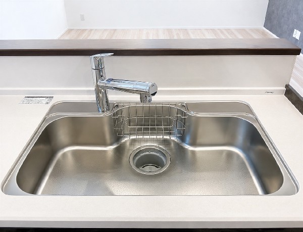 設備同仕様設備：浄水と水道水を切り替えて使用できるスッキリとしたデザインの浄水器一体型水栓。ヘッドを引き出して使えるのでお料理はもちろんシンクの掃除が容易です。