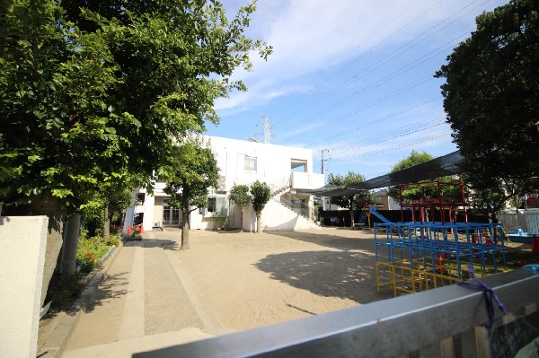 周辺環境:南日吉保育園(少人数で、家庭的な雰囲気の中、？子どもたちは南向きの園舎と園庭で、思う存分活動しています。)