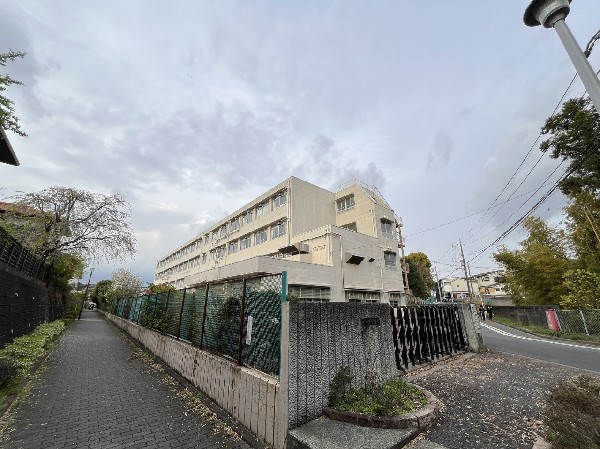 周辺環境:中川小学校(お子様が一日の中でも長い時間を過ごす小学校。のびのびと過ごし、広い校庭で元気に駆け回ったり、どんどん成長していくお子様の姿が目に浮かびます。  )