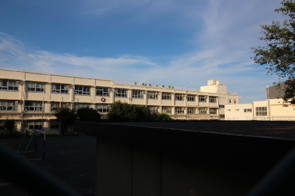 周辺環境:日吉台小学校(学校教育目標は「みずから生きる　ともに生きる　日吉台の子」)