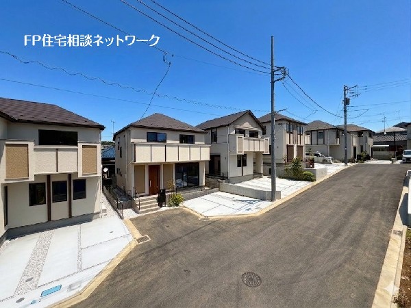 外観:第2期分譲、整った街並で綺麗いな分譲地！間取りにもこだわったデザイナーズ住宅です。