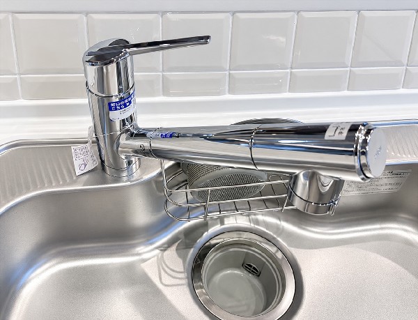 【浄水器一体型水栓】浄水と水道水を切り替えて使用できるスッキリとしたデザインの浄水器一体型水栓。ヘッドを引き出して使えるのでお料理はもちろんシンクの掃除が容易です。