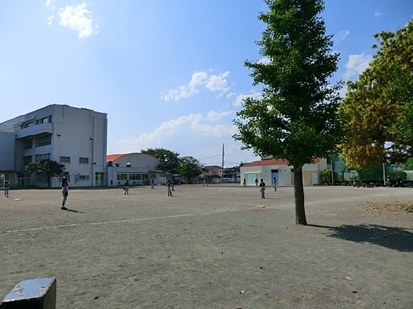 周辺環境:狛江市立狛江第六小学校(昭和46年4月創立で、2022年開校50年目を迎えました。近くには多摩川の流れもあり、ゆったりとした空間に恵まれた美しい地域です。)