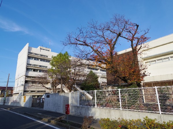 周辺環境:狛江市立狛江第二中学校(市の東南部にあたり、小田急線の南側一帯が学校の区域。四季の自然をとどめる恵まれた教育環境にある。)