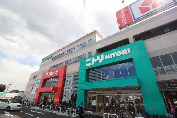 周辺環境:ニトリ 狛江ショッピングセンター(ニトリ 狛江世田谷通り店とヤマダデンキ テックランド狛江店ほか飲食店も入っています。)