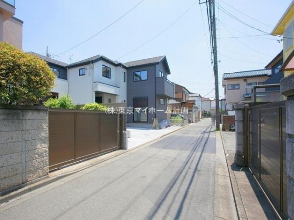 外観:前面道路含む現地外観写真