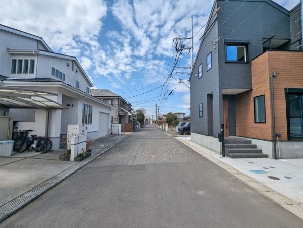 外観:前面道路含む現地外観写真