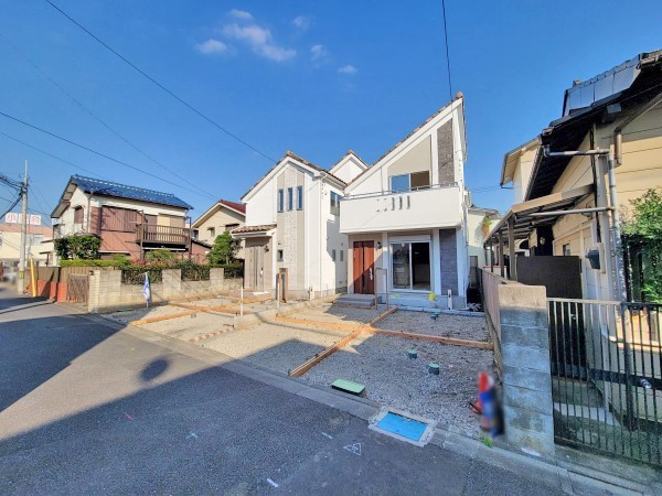 外観:前面道路含む現地外観写真