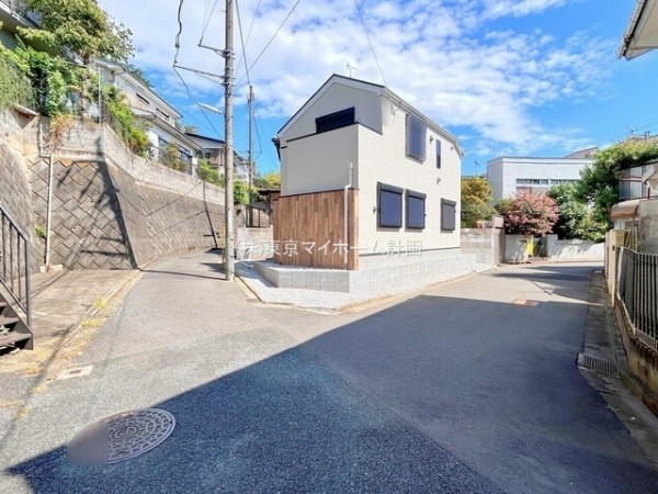 外観:前面道路含む現地外観写真