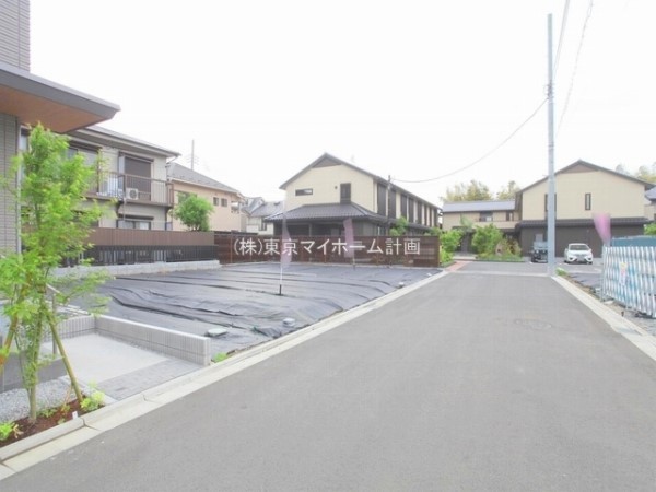外観:前面道路含む現地土地写真