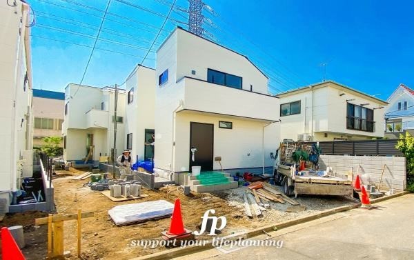 外観:前面道路含む現地外観写真