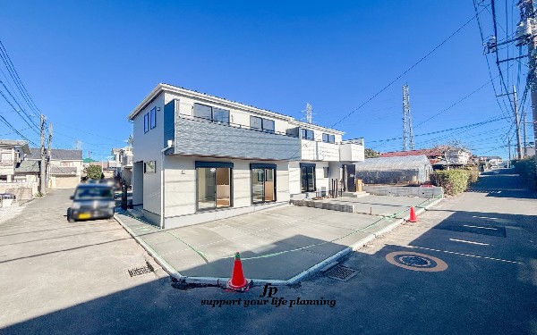 外観:前面道路含む現地外観写真