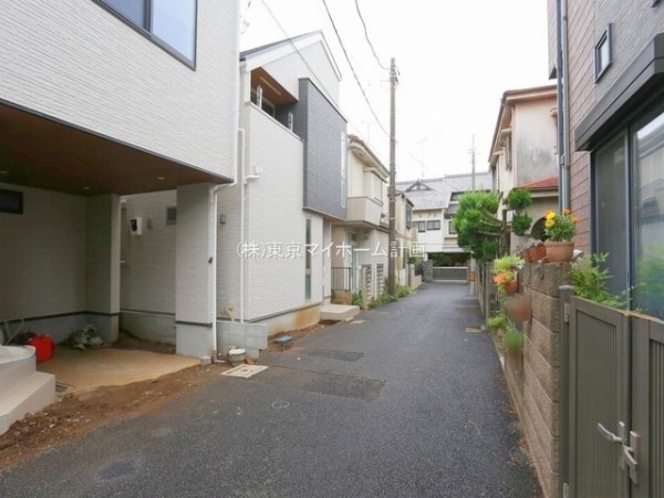 外観:前面道路含む現地外観写真