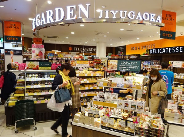 周辺環境:ザ・ガーデン自由が丘国立店(お客様に楽しんでお買い物していただけるよう新商品、人気の商品また全国のこだわった品や季節に合わせた商品などを取りそろえるスーパーです。)