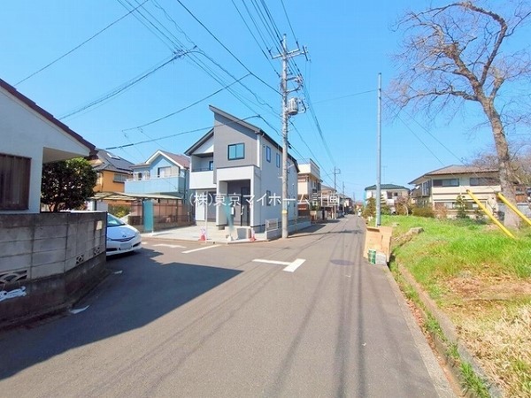 外観:前面道路含む現地外観写真