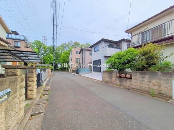 外観:前面道路含む現地外観写真